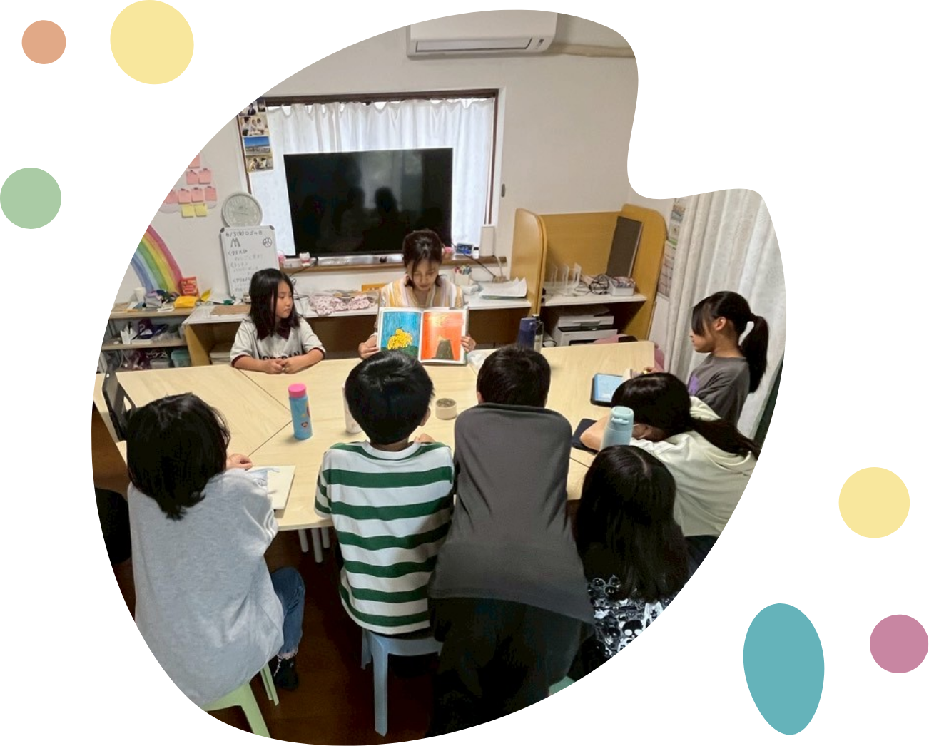 子どもの小さなサインに気づき寄り添う様子