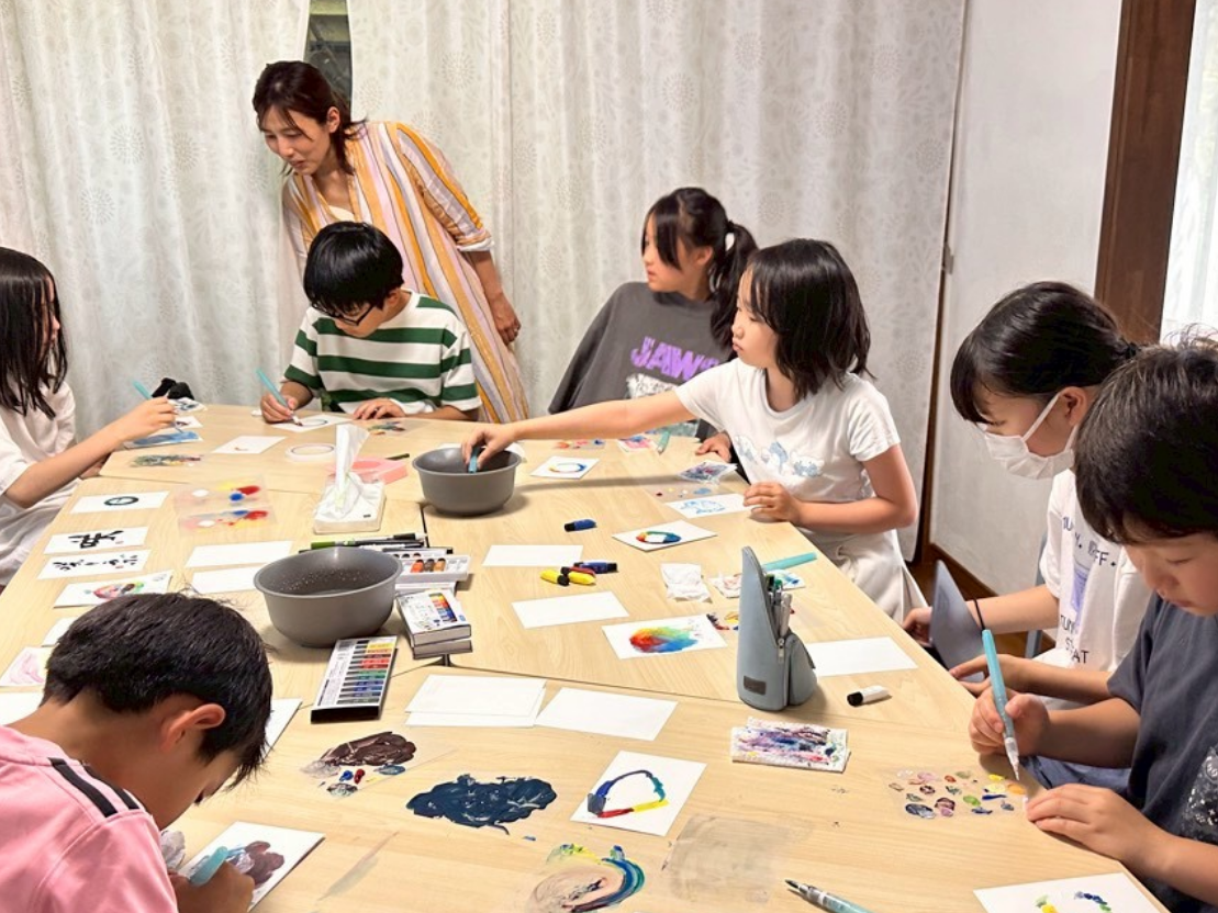探求学習に取り組む子どもたち