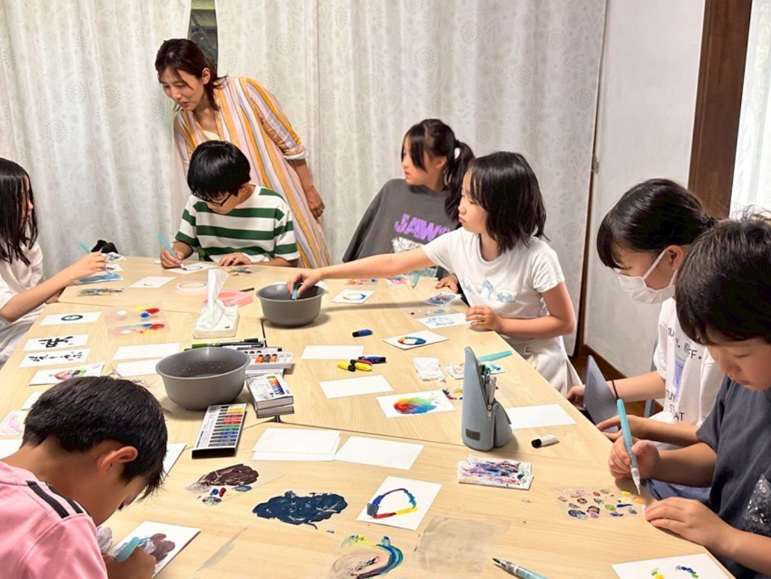 探求学習に取り組む子どもたち